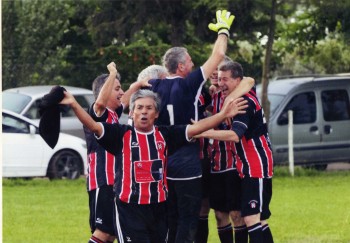 11/04/2021 CON 69 AÑOS, SUPERÓ OBSTÁCULOS Y SIGUE CON EL FÚTBOL